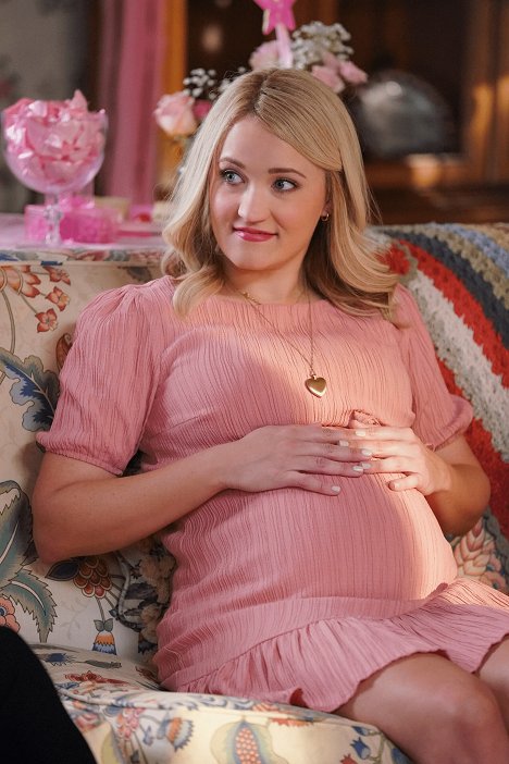 Emily Osment - Young Sheldon - A Baby Shower and a Testosterone-Rich Banter - Film