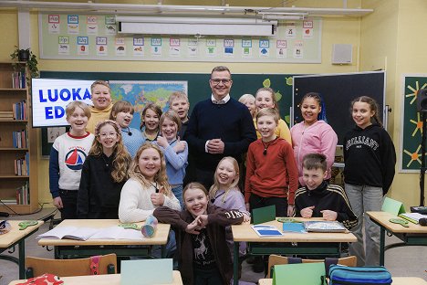 Petteri Orpo - Luokan edessä - Promóció fotók