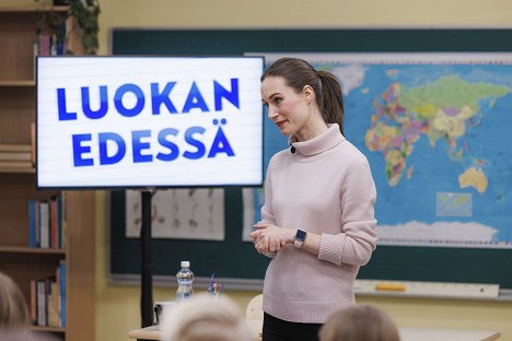 Sanna Marin - Luokan edessä - Photos