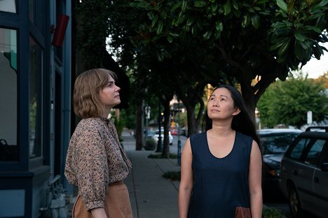 Michelle Williams, Hong Chau - Showing Up - Film