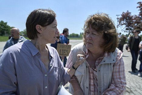 Molly Parker, Margo Martindale - Accused - Laura's Story - Van film
