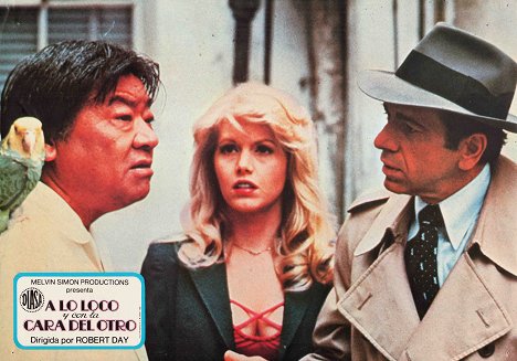 Victor Sen Yung, Misty Rowe, Robert Sacchi - The Man with Bogart's Face - Lobby karty