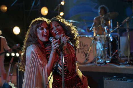 Riley Keough, Nabiyah Be - Daisy Jones & the Six - Track 10: Rock 'n' Roll Suicide - De la película