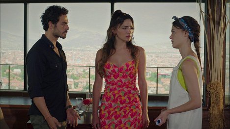 Erdem Kaynarca, Zehra Yılmaz, Gülper Özdemir - Gül Masalı - De la película