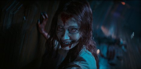 Alyssa Sutherland - Evil Dead Rise - Van film