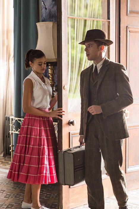 Ella Purnell, Luke Treadaway - Ordeal by Innocence - Episode 1 - De la película