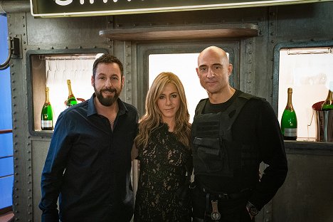 Adam Sandler, Jennifer Aniston, Mark Strong - Murder Mystery 2 - Van de set