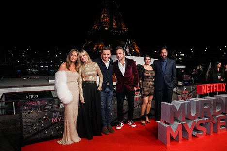 Paris Special Screening - Jennifer Aniston, Mélanie Laurent, Dany Boon, Jeremy Garelick, Kuhoo Verma, Adam Sandler - Vražda v Paříži - Z akcií