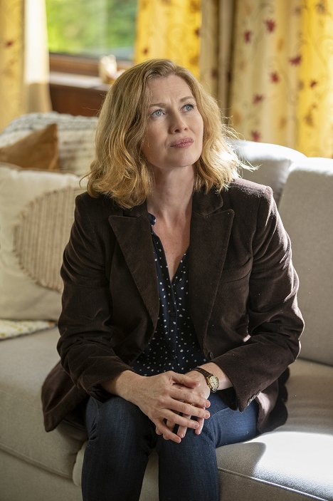 Mireille Enos - Lucky Hank - Escape - Van film