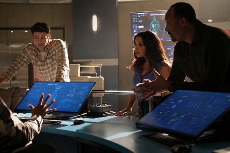 Grant Gustin, Danielle Nicolet, Jesse L. Martin - The Flash - Wednesday Ever After - Photos
