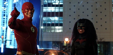Grant Gustin, Javicia Leslie - The Flash - The Mask of the Red Death, Part 2 - Film