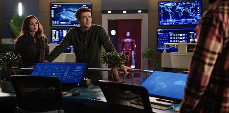 Danielle Panabaker, Grant Gustin - The Flash - Partners in Time - Film