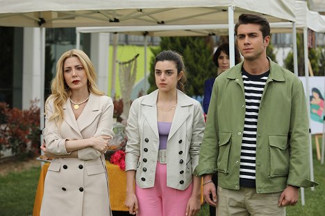 Simge Selçuk, Damlasu İkizoğlu, Onur Seyit Yaran - For My Family - Episode 12 - Photos