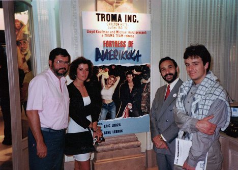 The film's premiere at the Carlton Hotel at the Cannes Film Festival 1990. - Eric Louzil, Lloyd Kaufman - Fortress of Amerikkka - De eventos