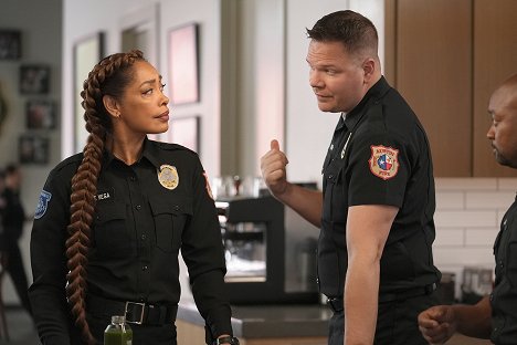 Gina Torres, Jim Parrack - 9-1-1: Lone Star - A House Divided - Film