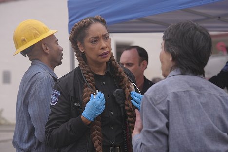 Gina Torres - 9-1-1: Lone Star - A House Divided - Filmfotos