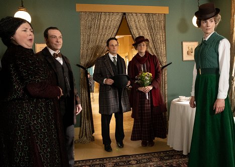 Siobhan McSweeney, Lachlan Murdoch, Jonny Harris, Bea Santos, Clare McConnell - Murdoch Mysteries - Sometimes They Come Back, Part 2 - Photos