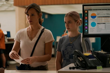 Jennifer Garner, Angourie Rice - The Last Thing He Told Me - Witness to Your Life - Photos