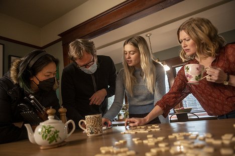 Olivia Scott Welch, Mireille Enos - Lucky Hank - The Arrival - Tournage