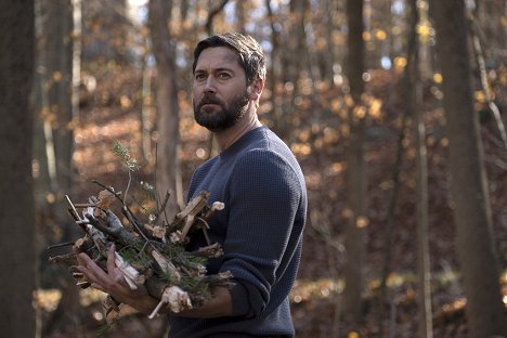 Ryan Eggold - New Amsterdam - Falling - Filmfotos