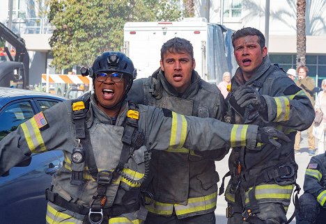 Aisha Hinds, Ryan Guzman, Oliver Stark - 9-1-1 - Ce qui nous relie - Film