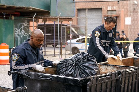 Mehcad Brooks, Jeffrey Donovan - New York District / New York Police Judiciaire - Class Retreat - Film
