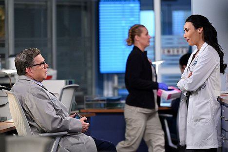 Oliver Platt, Lilah Richcreek Estrada - Chicago Med - Might Feel Like It's Time for a Change - Z filmu