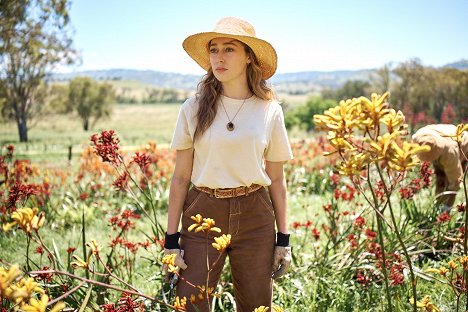 Alycia Debnam-Carey - The Lost Flowers of Alice Hart - Filmfotos