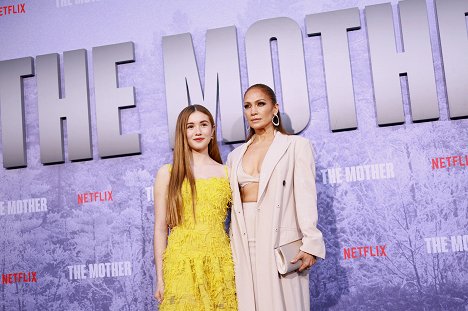 The Mother Los Angeles Premiere Event at Westwood Village on May 10, 2023 in Los Angeles, California - Lucy Paez, Jennifer Lopez - Matka - Z akcií
