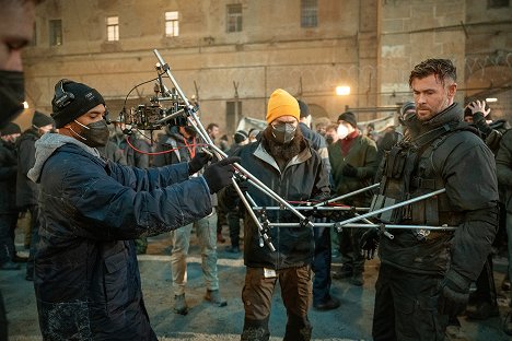 Sam Hargrave, Chris Hemsworth - Extraction 2 - Van de set