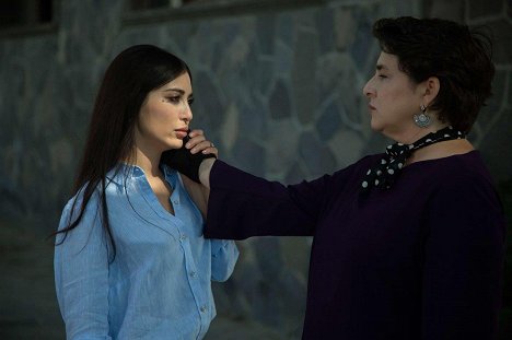 Melike İpek Yalova, Esra Dermancıoğlu - Bir Zamanlar Çukurova - Episode 9 - Z filmu