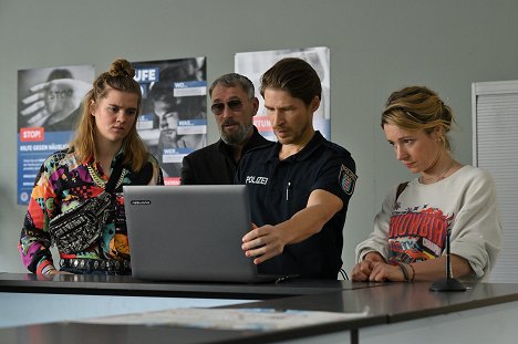 Nele Trebs, Heikko Deutschmann, Oliver Bender, Friederike Linke - Wendehammer - Grabesstille - De la película