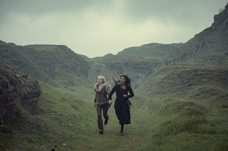 Freya Allan, Anya Chalotra - The Witcher - Everybody Has a Plan 'til They Get Punched in the Face - Van film