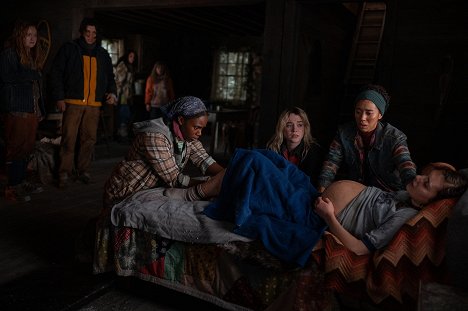 Liv Hewson, Kevin Alves, Nia Sondaya, Sophie Thatcher, Jasmin Savoy Brown, Sophie Nélisse - Yellowjackets - Qui - Filmfotos