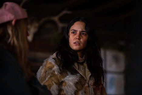 Courtney Eaton - Yellowjackets - Burial - Photos