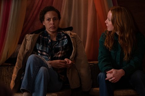 Tawny Cypress, Lauren Ambrose - Yellowjackets - Bezosobowy wybór - Z filmu