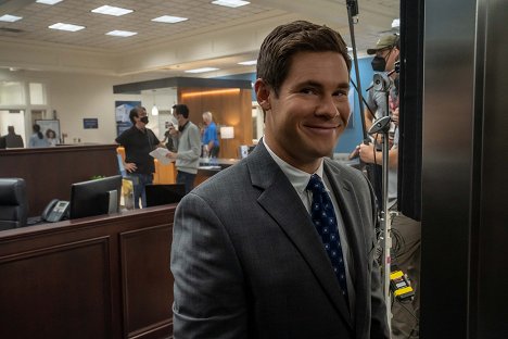 Adam Devine - The Out-Laws - Van de set