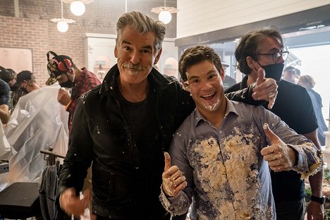 Pierce Brosnan, Adam Devine - The Out-Laws - Making of