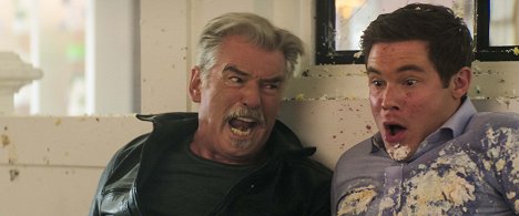 Pierce Brosnan, Adam Devine - The Out-Laws - Do filme