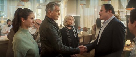 Nina Dobrev, Pierce Brosnan, Ellen Barkin, Richard Kind - The Out-Laws - Filmfotos