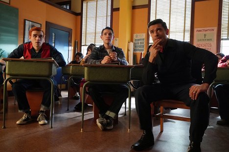 K.J. Apa, Casey Cott, Mark Consuelos - Riverdale - Rozdział sto trzydziesty: Polowanie na czarownice - Z filmu