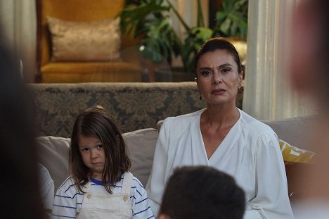 Hatice Aslan - Ya Çok Seversen - Episode 5 - Photos