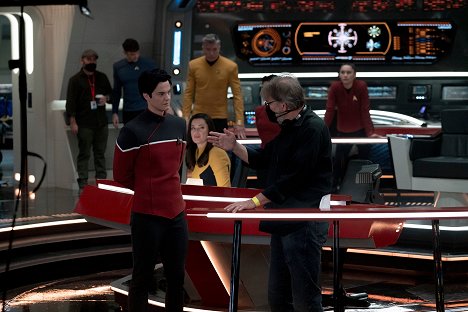 Jack Quaid, Rebecca Romijn, Jonathan Frakes - Star Trek: Strange New Worlds - Those Old Scientists - Van de set