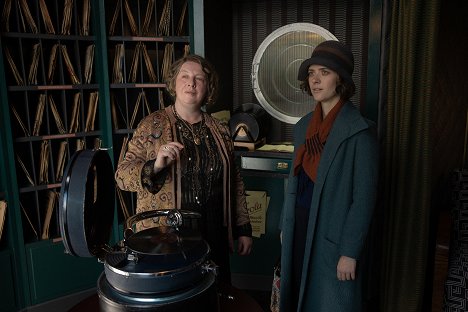 Antonia Holfelder, Liv Lisa Fries - Babylon Berlin - Episode 1 - Photos