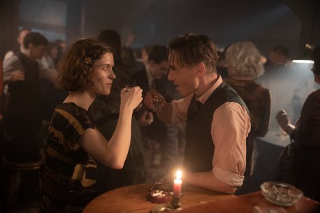 Liv Lisa Fries, Volker Bruch - Babylon Berlin - Episode 12 - Photos