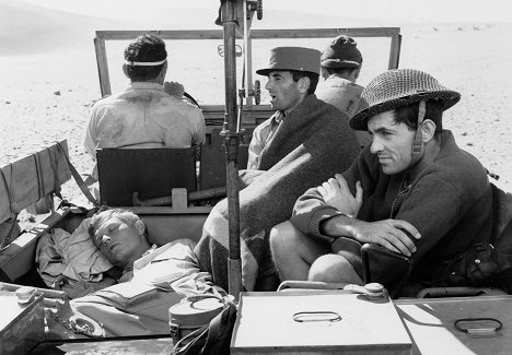 Hardy Krüger, Charles Aznavour, Germán Cobos - Taxi nach Tobruk - Filmfotos