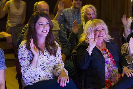 Lauren Graham, Sally Struthers - Gilmore Girls: A Year in the Life - Summer - Photos