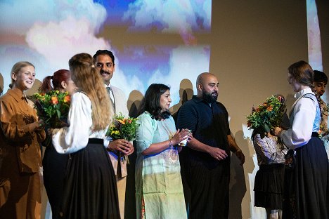 The opening screening at The 51st Norwegian International Film Festival in Haugesund. - Manish Sharma, Kriti Surjan Thepade, Asim Chaudhry - Hør her'a! - Z akcií