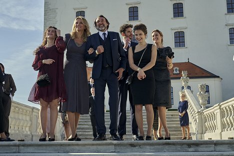 Rebeka Riggová, Ivana Chýlková, Ady Hajdu, Noël Czuczor, Petra Dubayová, Natalia Germani - Víťaz - Viktor - Kuvat elokuvasta