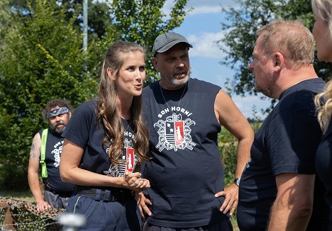 Radim Kalvoda, Jana Bernášková, Petr Rychlý, Václav Kopta - Co ste hasiči - Dokaž, že jsi chlap, Báro! - Kuvat elokuvasta